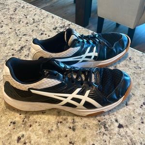ASICS women’s volleyball shoe
